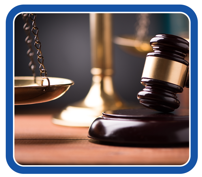 Mazo de juez y balanza de la justicia